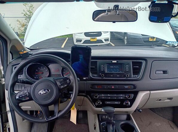 KNDMA5C11H6285610 2017 KIA SEDONA White Հետևի նստատեղերի տեսք