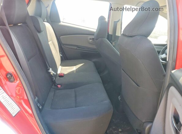 VNKKTUD30GA062568 2016 TOYOTA YARIS Red Սալոնի հետևի տեսք