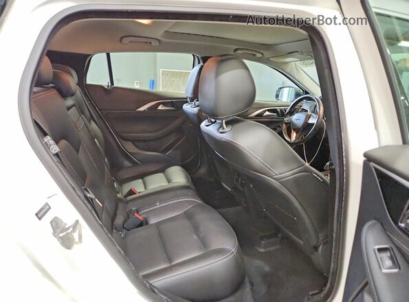 SJKCH5CR3HA025992 2017 INFINITI QX30 White Սալոնի հետևի տեսք