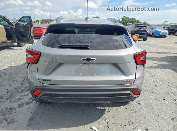 KL77LJEP0SC210937 2025 CHEVROLET TRAX Gray Vista interior delantera
