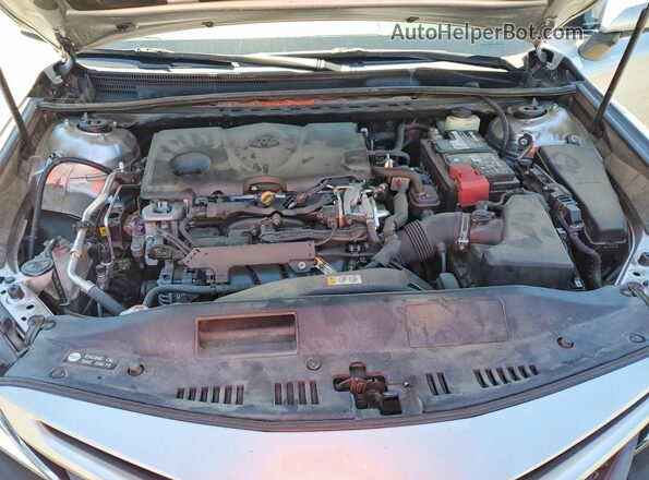 4T1B11HKXJU029254 2018 TOYOTA CAMRY Silver Widok komory silnika