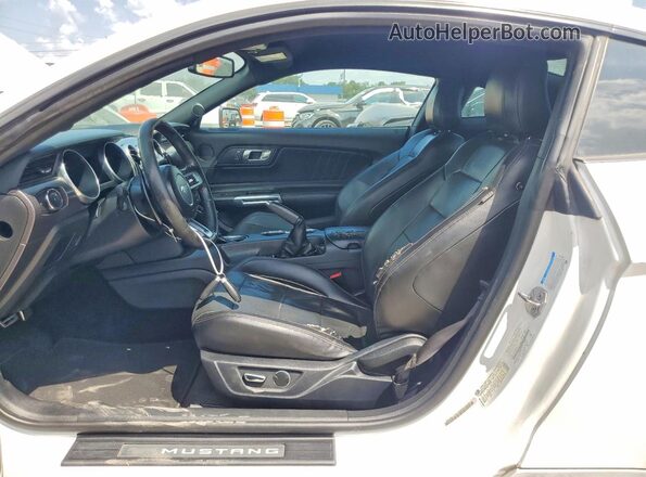 1FA6P8THXJ5175646 2018 FORD MUSTANG White Vista del salpicadero