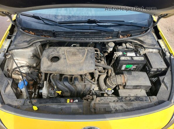 3KPA25AB8JE119984 2018 KIA RIO Yellow Vista del compartimento del motor