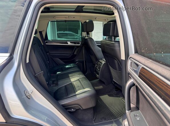WVGGF7BP8HD001557 2017 VOLKSWAGEN TOUAREG Silver Widok wnętrza z przodu