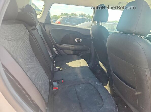 KNDJP3A59J7524137 2018 KIA SOUL Белый Вид задней части салона