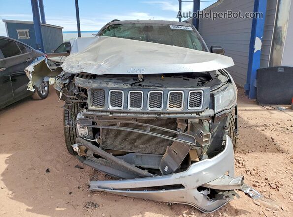 3C4NJCAB0JT124195 2018 JEEP COMPASS Silver Widok z przodu