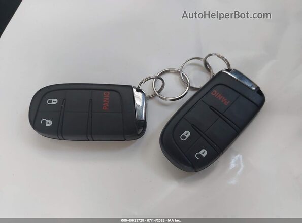 3C4NJCAB0JT405610 2018 JEEP COMPASS Красный Вид панели приборов
