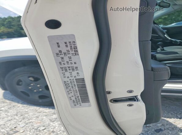 3C4NJCAB1JT151826 2018 JEEP COMPASS White Widok komory silnika