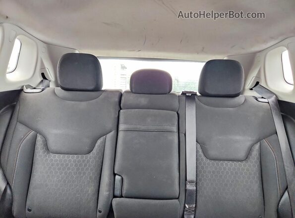3C4NJCAB2JT339478 2018 JEEP COMPASS Red Rear seats view
