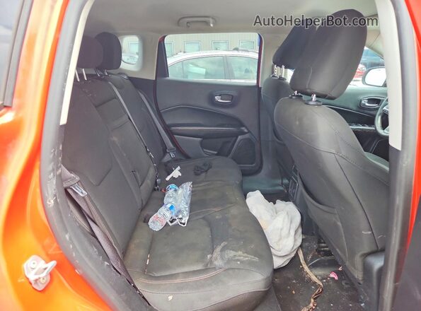 3C4NJCAB3JT251037 2018 JEEP COMPASS Orange Հետևի նստատեղերի տեսք