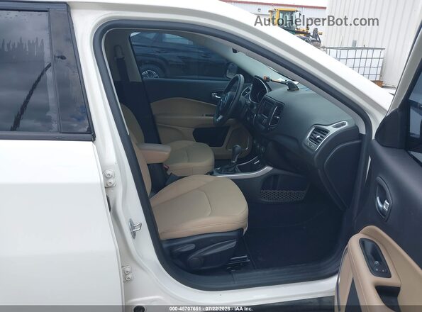 3C4NJCAB5JT410804 2018 JEEP COMPASS White Вид салону спереду