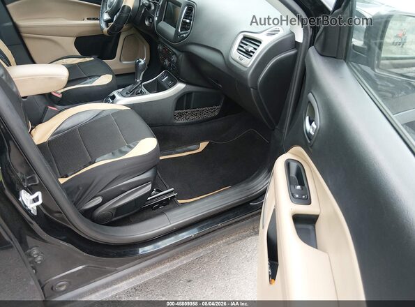 3C4NJCAB7JT411257 2018 JEEP COMPASS Черный Вид салона спереди
