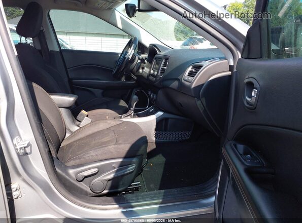 3C4NJCAB9JT411132 2018 JEEP COMPASS Silver Вид салону спереду