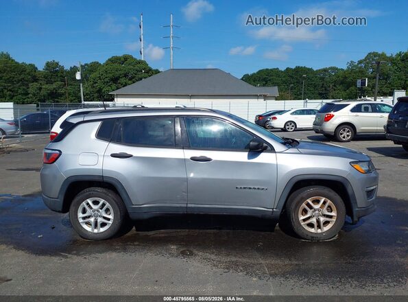 3C4NJCAB9JT411132 2018 JEEP COMPASS Silver Вид задньої частини салону