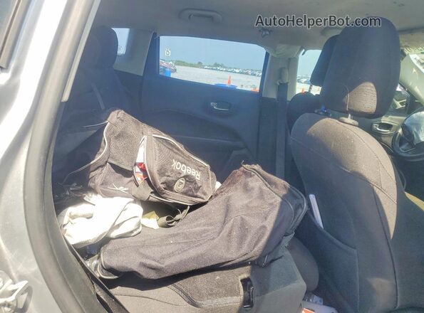3C4NJCABXJT226961 2018 JEEP COMPASS Gray Widok tylnych siedzeń