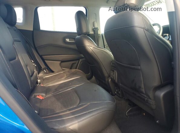 3C4NJCBB0JT124776 2018 JEEP COMPASS Blue Vista interior trasera