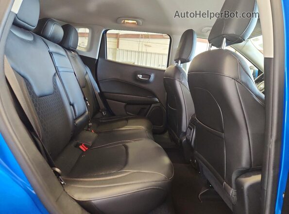 3C4NJCBB0JT193161 2018 JEEP COMPASS Blue Vista interior trasera