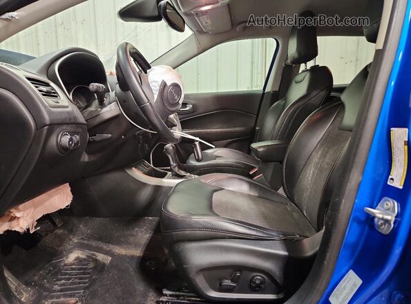 3C4NJCBB3JT108796 2018 JEEP COMPASS Синий Вид салона спереди