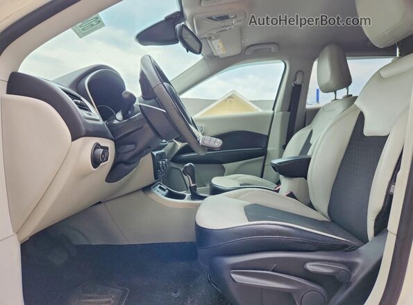 3C4NJCBB3JT226864 2018 JEEP COMPASS White წინა სალონის ხედი