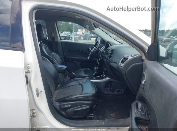 3C4NJCBB3JT256978 2018 JEEP COMPASS Кремовый Вид салона спереди