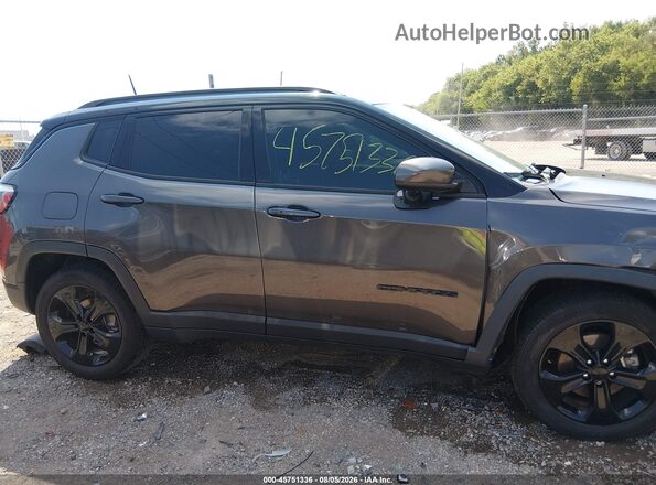 3C4NJCBB3JT358930 2018 JEEP COMPASS Серый Вид задней части салона