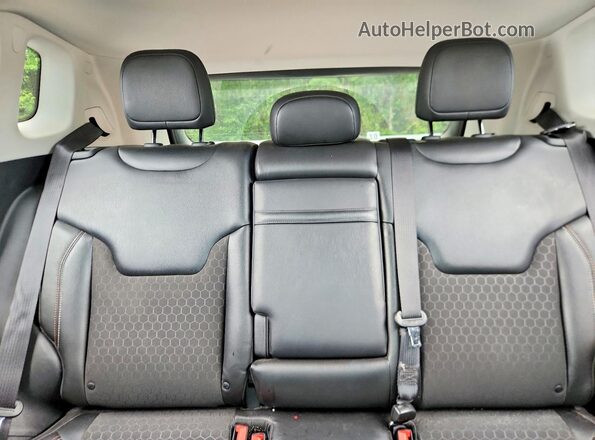 3C4NJCBB4JT186486 2018 JEEP COMPASS Black Widok tylnych siedzeń