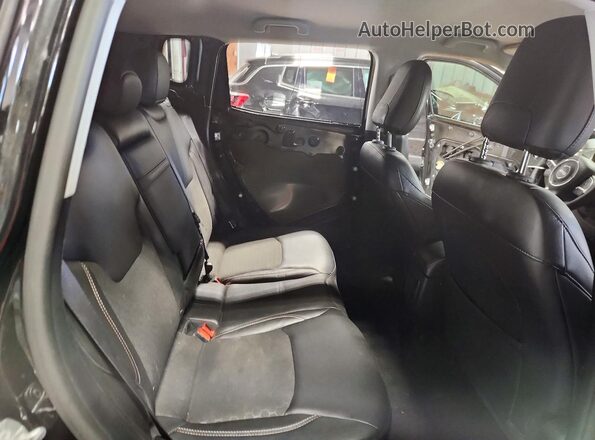 3C4NJCBB5JT272664 2018 JEEP COMPASS Black Вид задньої частини салону