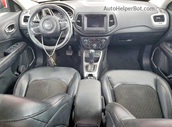 3C4NJCBB8JT266566 2018 JEEP COMPASS Red Dashboard view