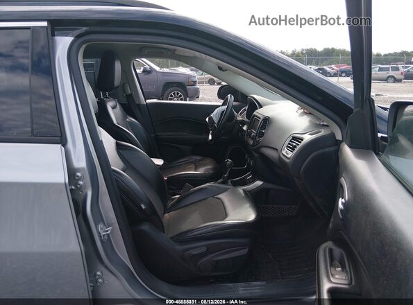 3C4NJCBBXJT165724 2018 JEEP COMPASS Серебряный Вид салона спереди