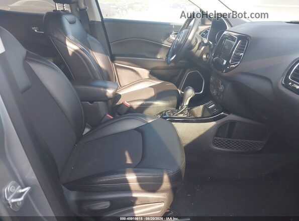 3C4NJCBBXKT731253 2019 JEEP COMPASS Silver Widok wnętrza z przodu