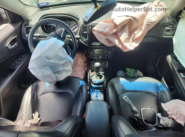 3C4NJCCB1KT748893 2019 JEEP COMPASS Gray Dashboard view