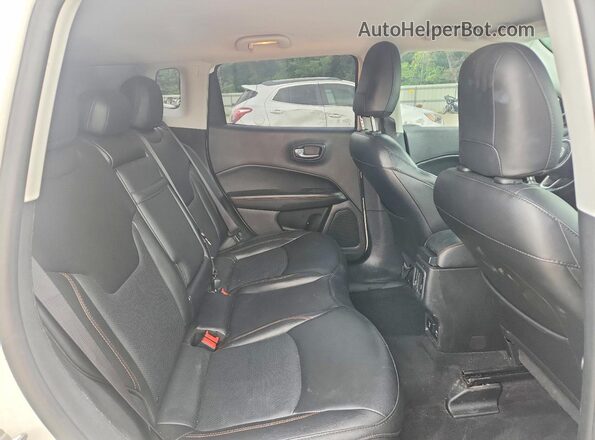 3C4NJCCB3KT819298 2019 JEEP COMPASS White Вид задньої частини салону