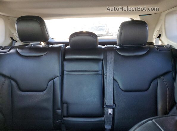 3C4NJCCB4JT301733 2018 JEEP COMPASS White Widok tylnych siedzeń
