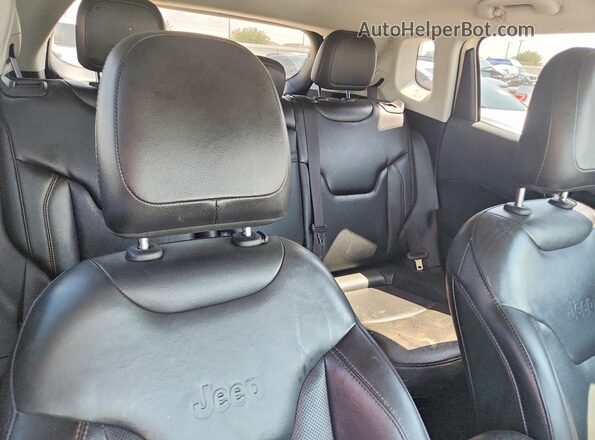 3C4NJCCB5KT679903 2019 JEEP COMPASS Белый Вид задней части салона