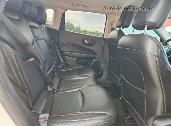 3C4NJCCB7KT662407 2019 JEEP COMPASS White უკანა სალონის ხედი