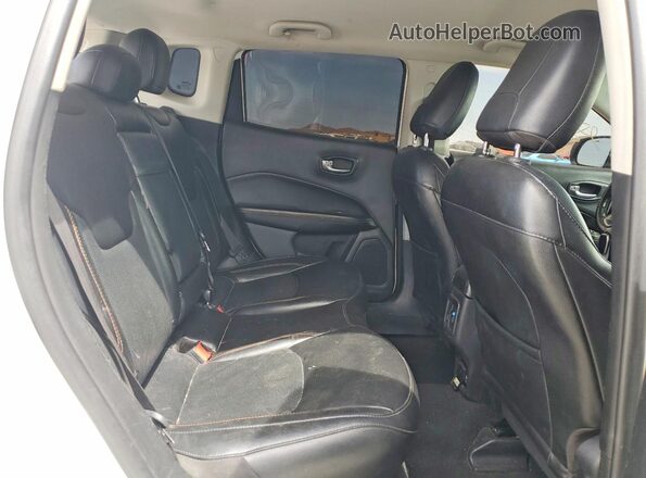 3C4NJCCB7LT150633 2020 JEEP COMPASS White Vista interior trasera