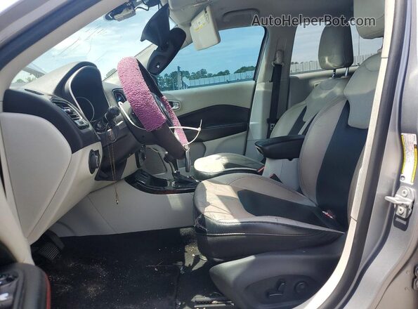 3C4NJCCB8JT406520 2018 JEEP COMPASS Silver Front interior view