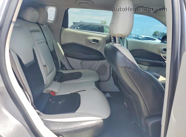 3C4NJCCB8JT406520 2018 JEEP COMPASS Silver Rear interior view