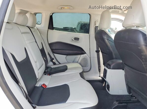 3C4NJCCB8JT494940 2018 JEEP COMPASS Белый Вид задних сидений