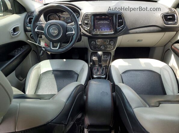 3C4NJCCB8JT494940 2018 JEEP COMPASS Белый Вид панели приборов