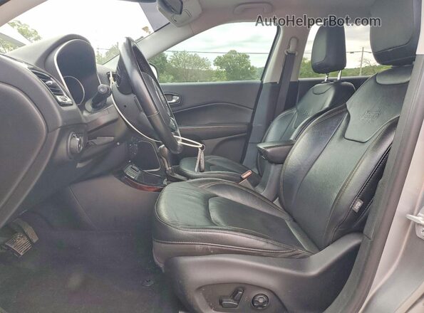 3C4NJCCB8KT802111 2019 JEEP COMPASS Silver Front interior view