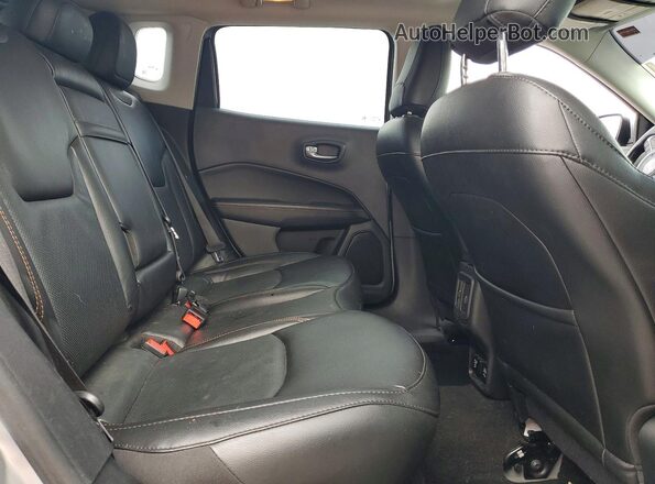 3C4NJCCB8KT802111 2019 JEEP COMPASS Silver Rear interior view
