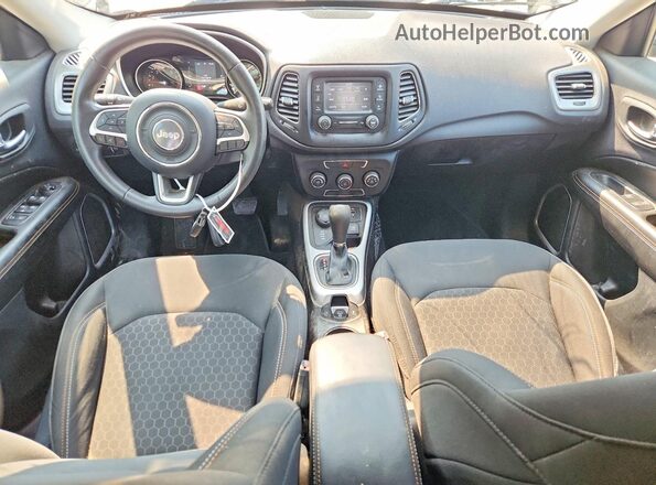 3C4NJDAB0JT330834 2018 JEEP COMPASS Зеленый Вид панели приборов