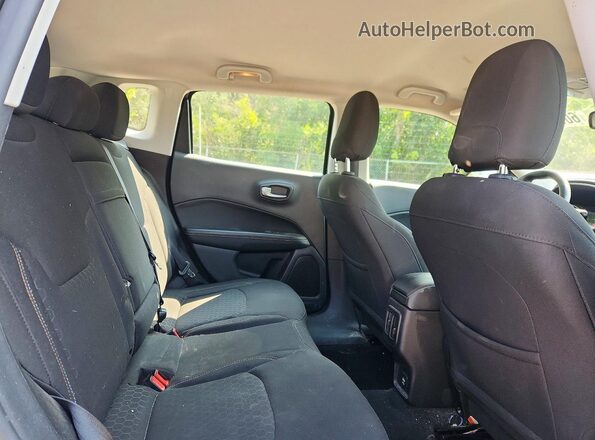 3C4NJDAB0JT330834 2018 JEEP COMPASS Зеленый Вид задней части салона