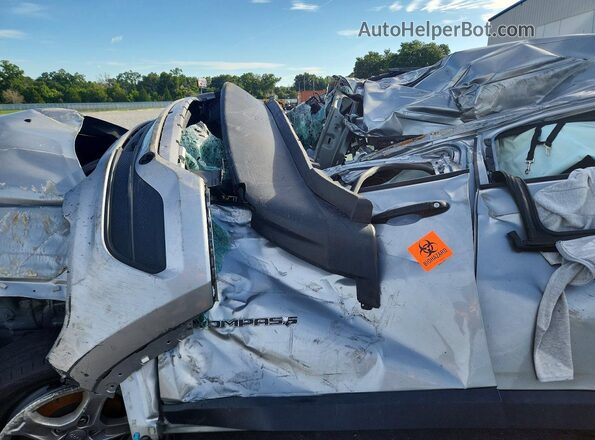 3C4NJDAB0NT106856 2022 JEEP COMPASS Серебряный Вид салона спереди