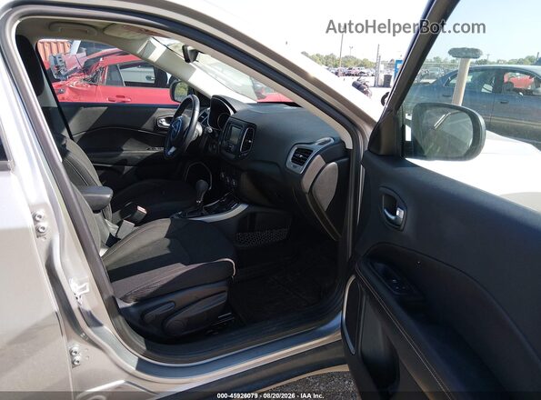 3C4NJDAB1JT262351 2018 JEEP COMPASS Silver Widok wnętrza z przodu