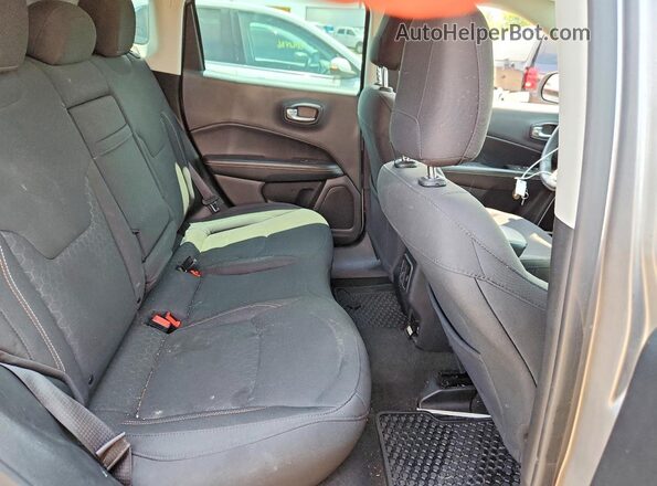 3C4NJDAB4KT773358 2019 JEEP COMPASS Silver Widok wnętrza z tyłu