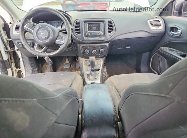 3C4NJDAB6JT177182 2018 JEEP COMPASS Белый Вид панели приборов