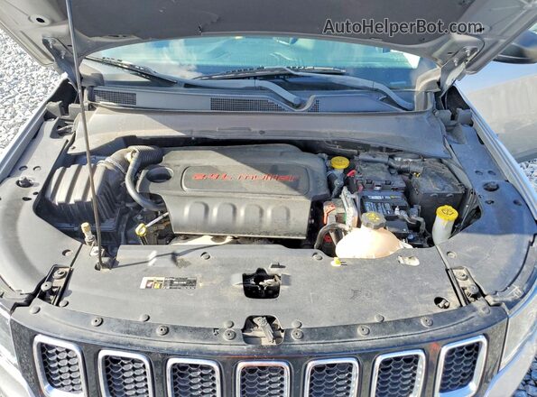 3C4NJDAB6JT422806 2018 JEEP COMPASS Silver Rear interior view