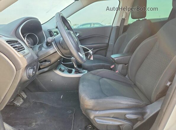 3C4NJDAB8JT307558 2018 JEEP COMPASS Белый Вид салона спереди